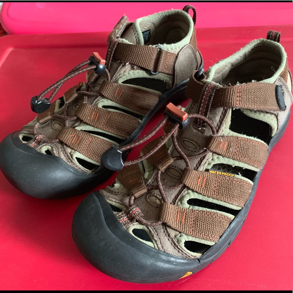 Men’s keen sandals size is 6.5